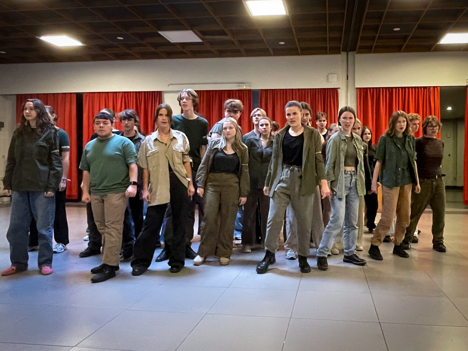 De cast van MUERTO tijdens de repetitie van de ouverture - © Allemaal Cultuur