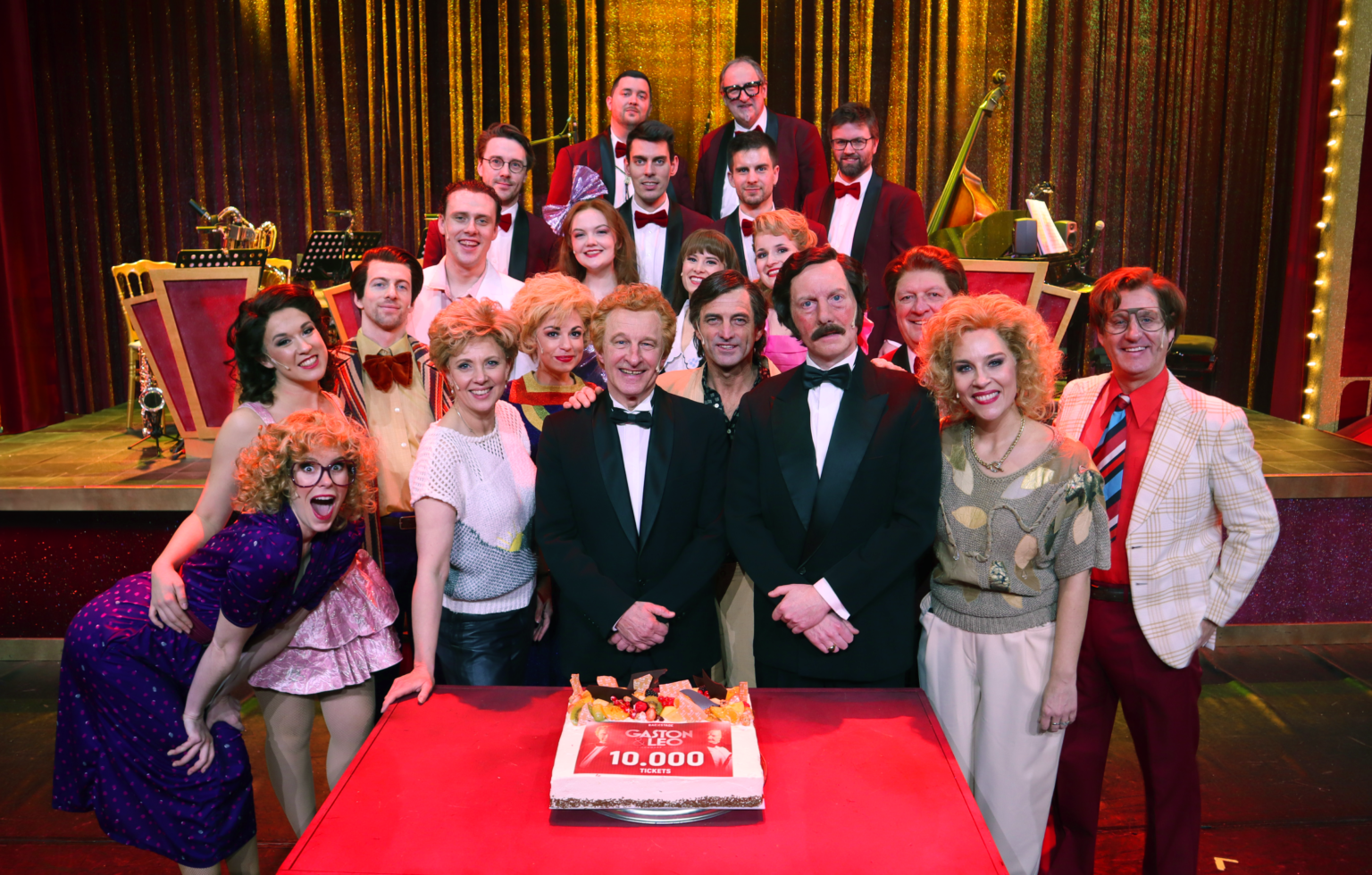 Cast en crew konden genieten van een heerlijke taart ter ere van dit heuglijke nieuws - © Backstage Producties