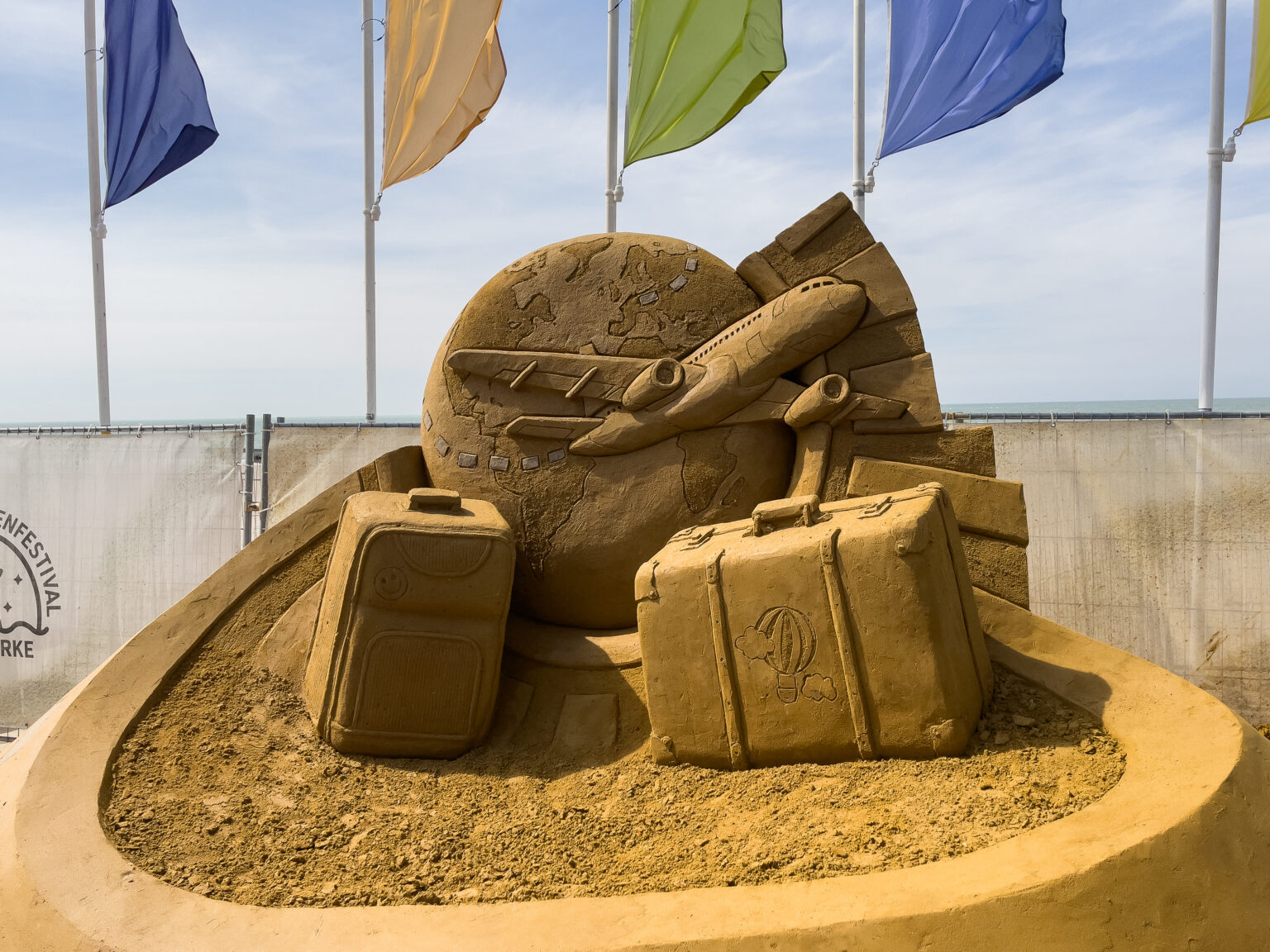 Het Zandsculpturenfestival staat dit jaar in het teken van een wereldreis - © Allemaal Cultuur