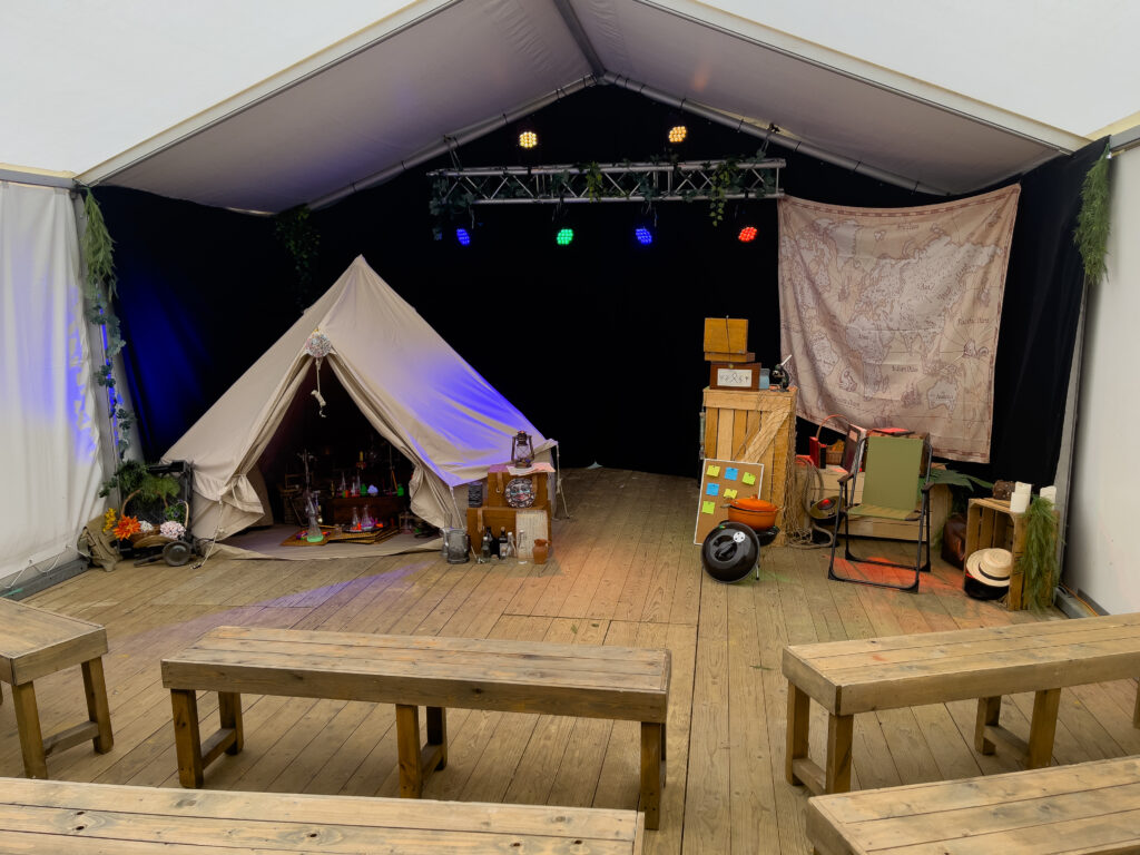 De Proefkonijnen staan de hele zomer lang in het Zandtheater met een spannende, interactieve voorstelling - © Allemaal Cultuur