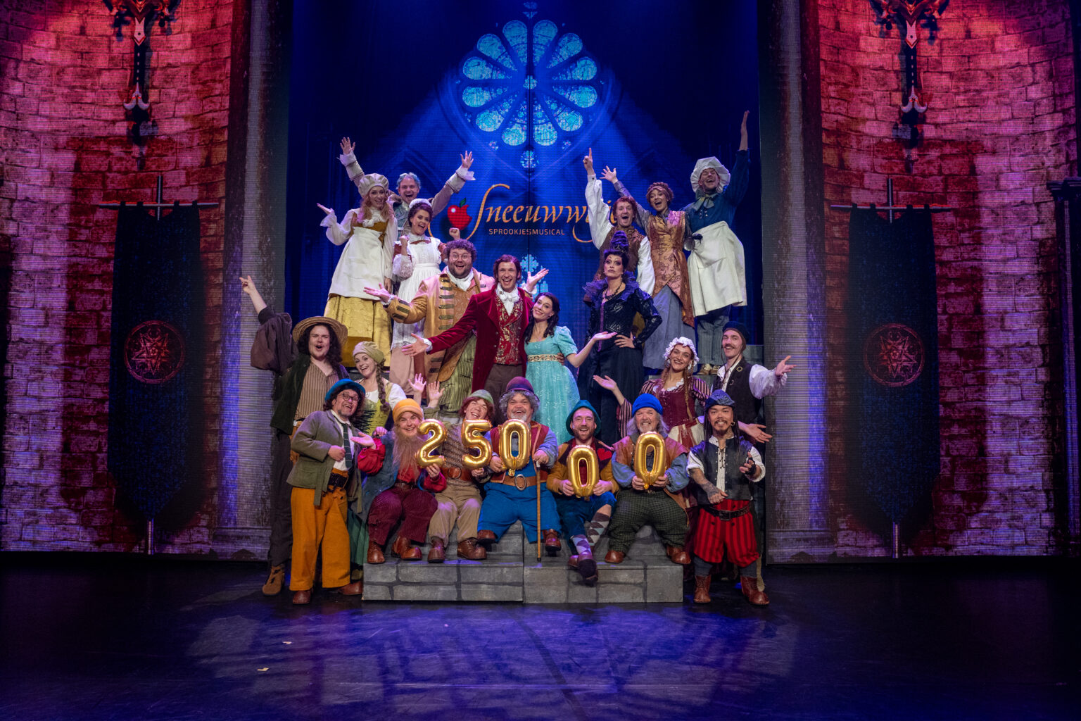 Er gingen intussen reeds meer dan 25.000 tickets over de toonbank voor de sprookjesmusical Sneeuwwitje - © Studio 100