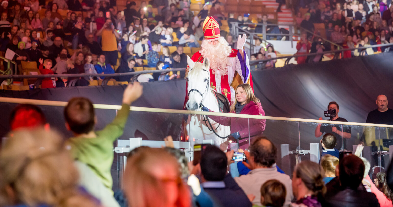 De komst van Sinterklaas wordt jaarlijks gevierd met een wervelende show voor de hele familie - © Ymke Dirikx