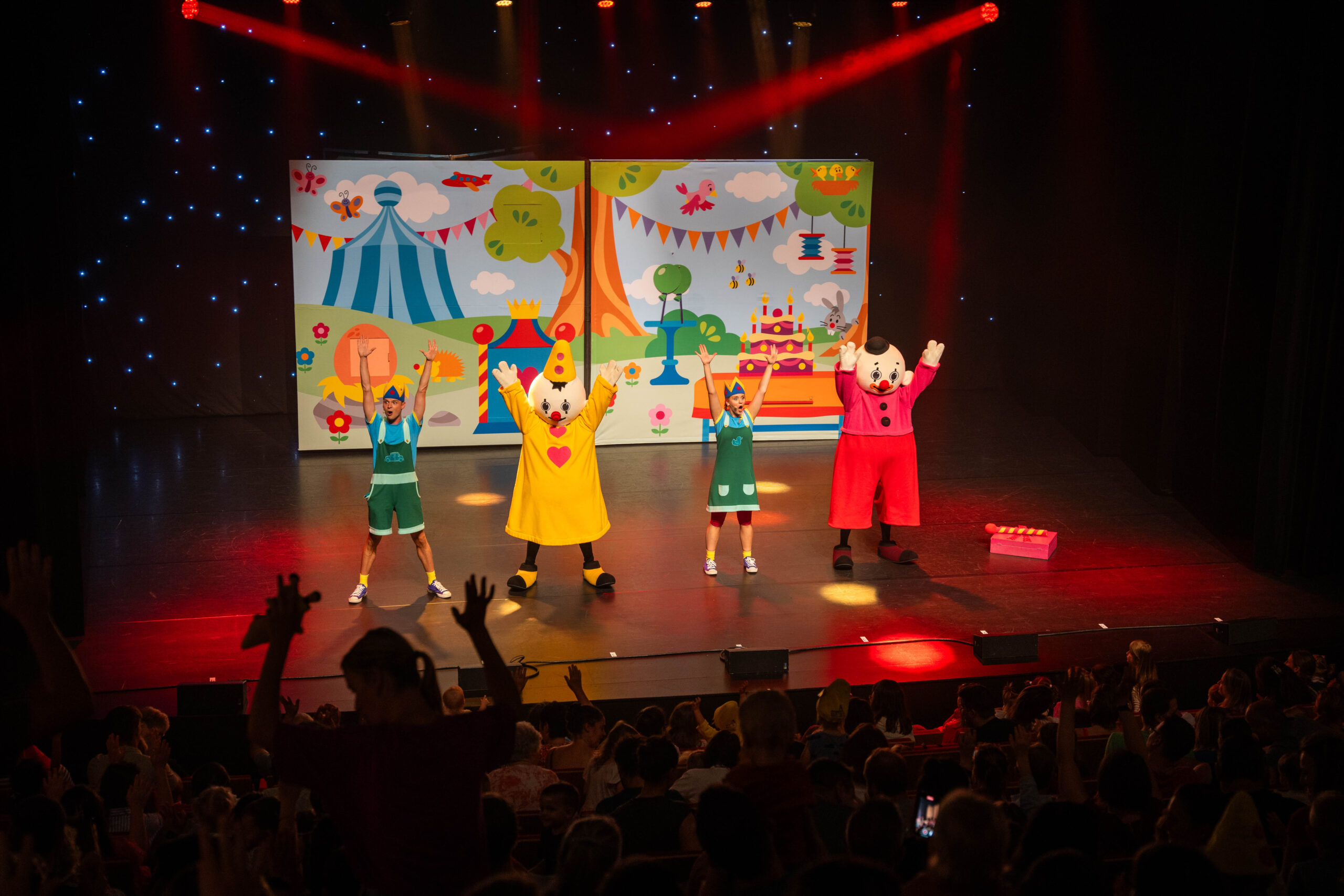 Het gele clowntje gaf de aftrap van zijn feestelijke theatertournee in Heist-op-den-Berg - © Studio 100