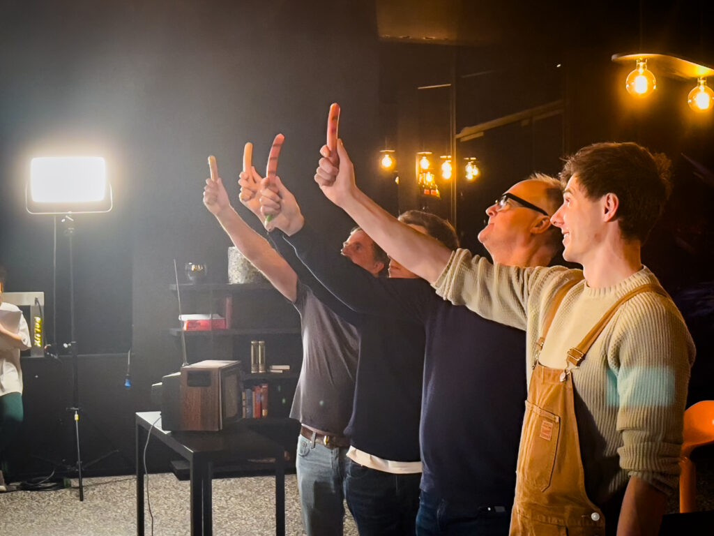 Paul, Davy, Luc en Steven (tijdens de open repetitie gespeeld door Dorian Liveyns) vieren de oprichting van hun boysband De Crispies - © Allemaal Cultuur