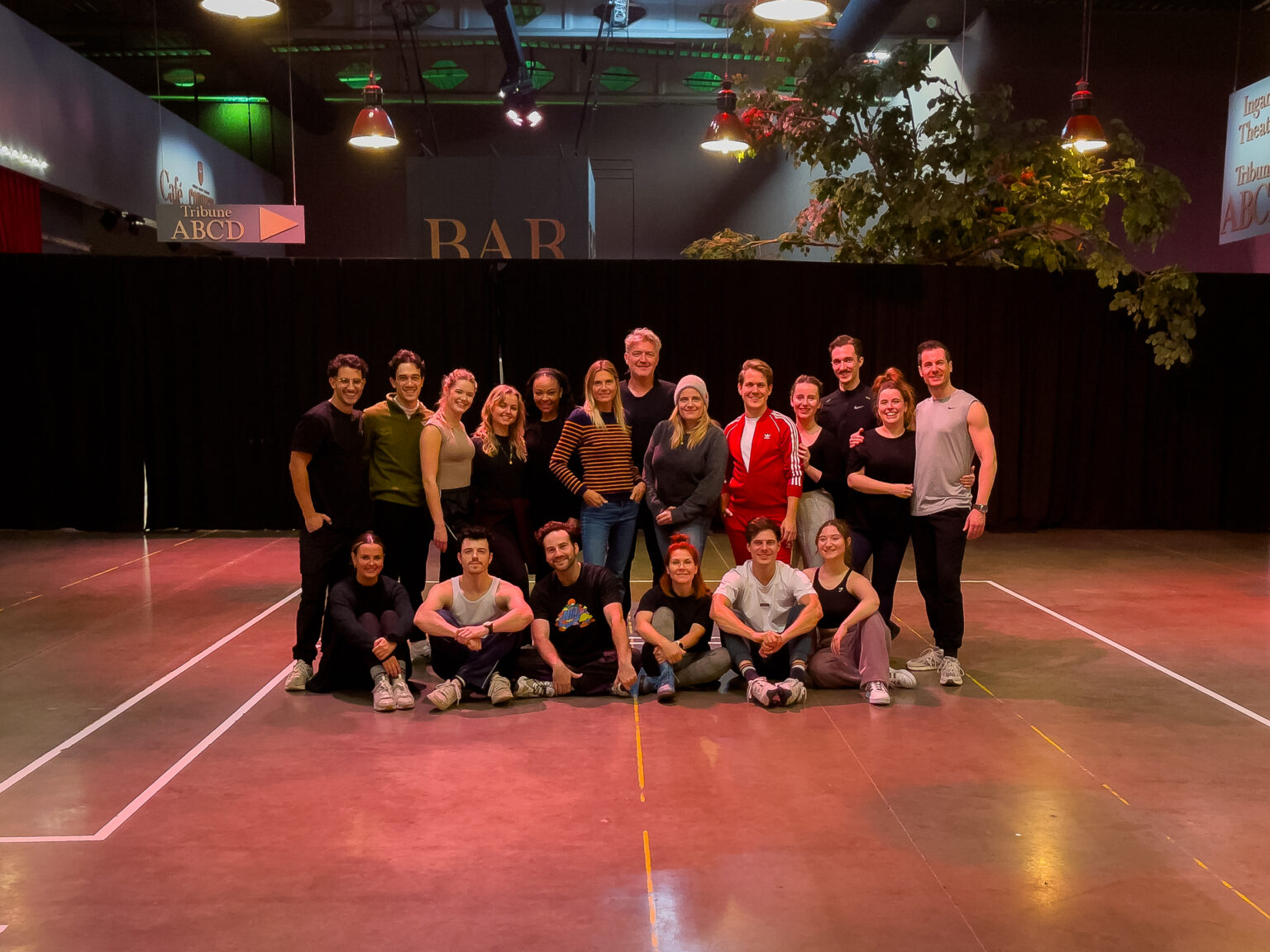 De cast en het ensemble van Tien om te Zien, De Musical gaven vorige week de aftrap van de repetities - © Allemaal Cultuur