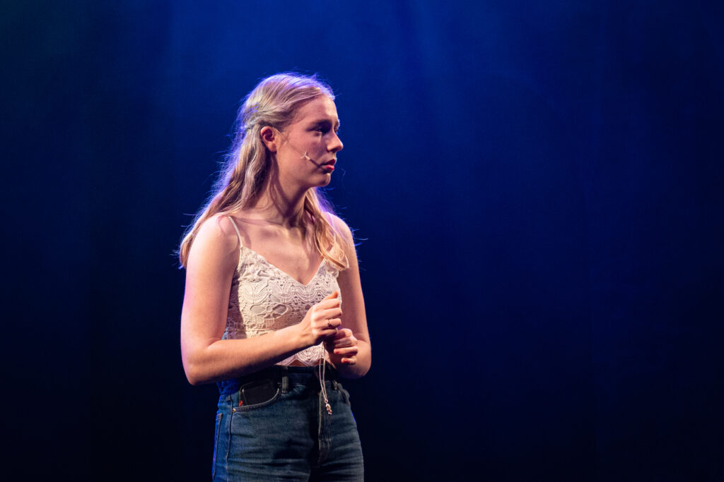 Ella Van Dalfsen brengt een personage dat jongleert met heel wat gevoelens - © The Singing Factory