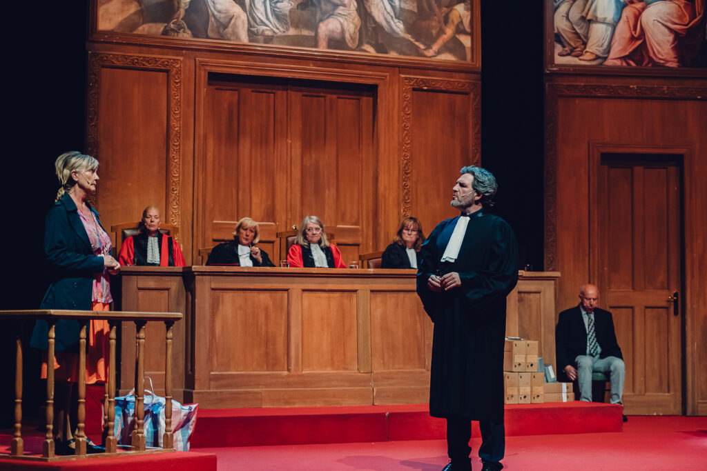 Met een tot de nok gevulde plastic zak in de aanslag vervult Myriam Bronzwaar haar taak als komische noot van de voorstelling met glans - © Steven Hendrix