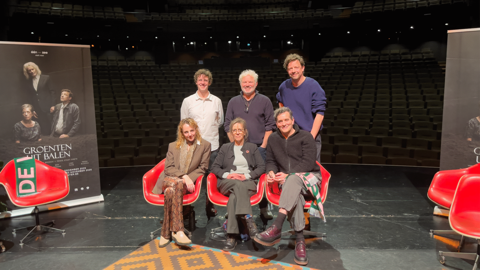 De cast van Groenten uit Balen, samen met regisseur Stany Crets, op het podium van de Warande - © Allemaal Cultuur