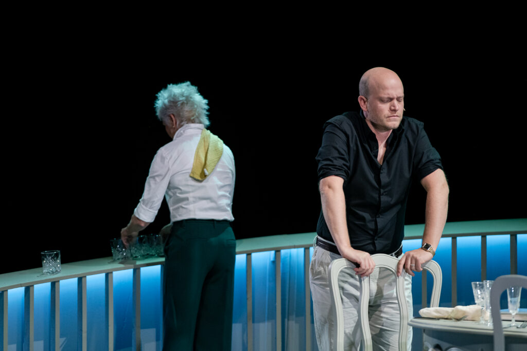 Leendert De Vis en Andrea Croonenberghs brengen een spitsvondige zijsprong tot leven in enkele gevoelige scènes - © Plotfish