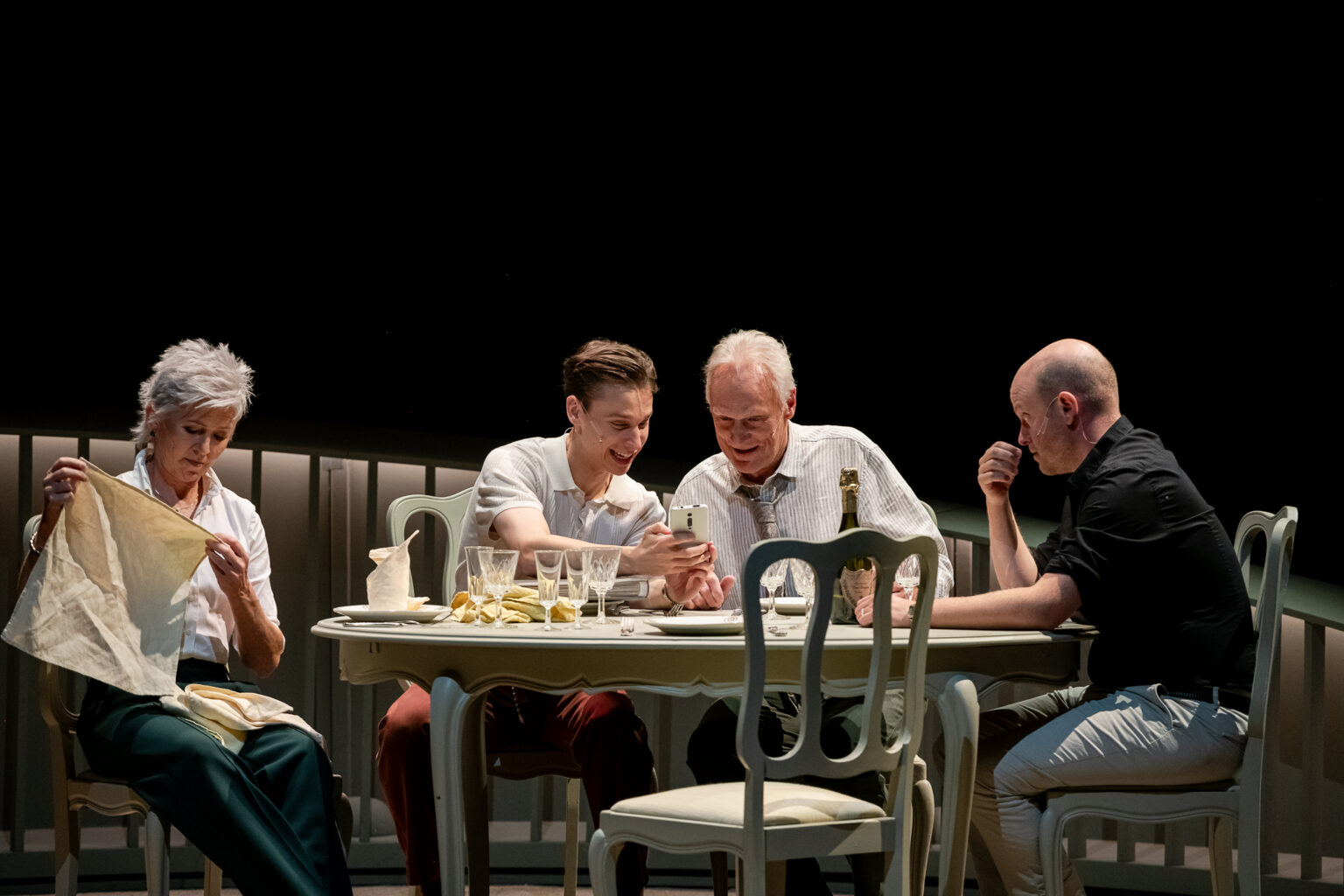 Lichtgevoelig: een integere ode aan herinneringen en familie In Lichtgevoelig volgen we de familie Desmet tijdens een etentje op kerstavond - © Plotfish