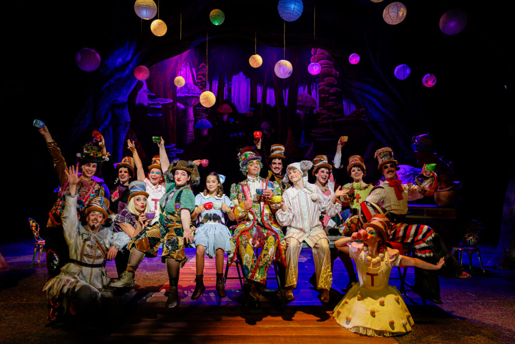 Het theefeest is een heerlijke afsluiter van het eerste deel - © Deep Bridge