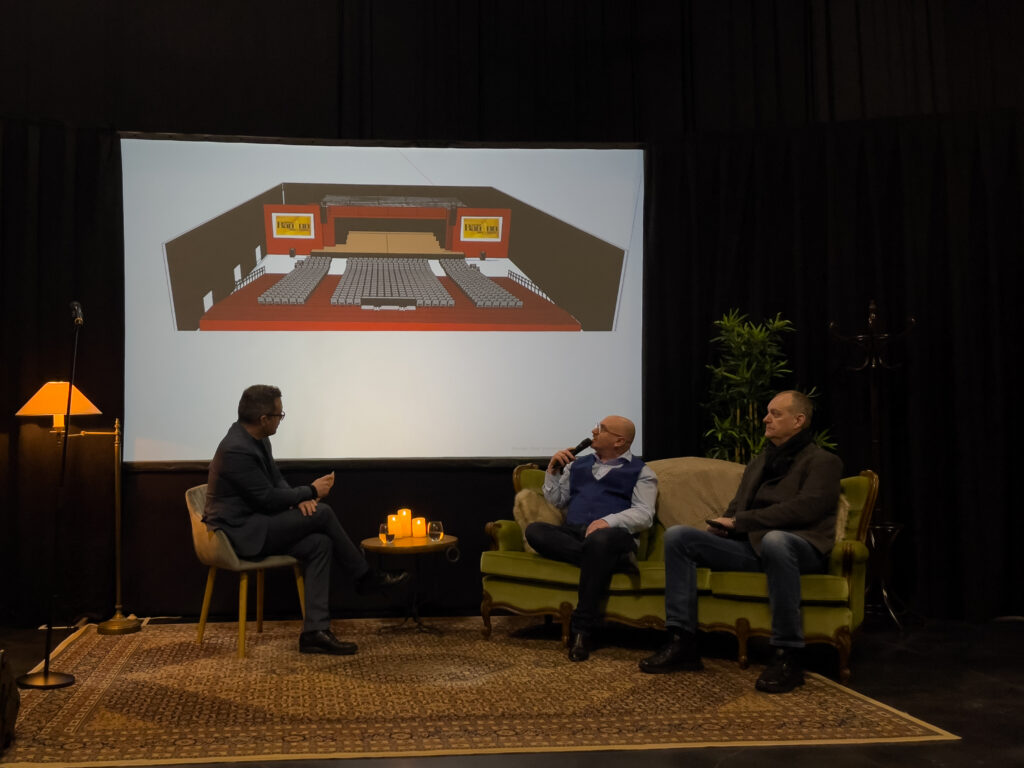 Bart Vandersmissen licht het technische concept van het gloednieuwe AED Theater toe, dat officieel geopend wordt op 1 april - &copy; Allemaal Cultuur