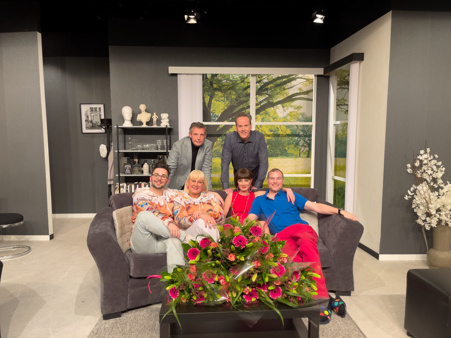 De cast van Dolly, samen met regisseur Frank De Kaey en auteur Jeroen Maes - © Allemaal Cultuur