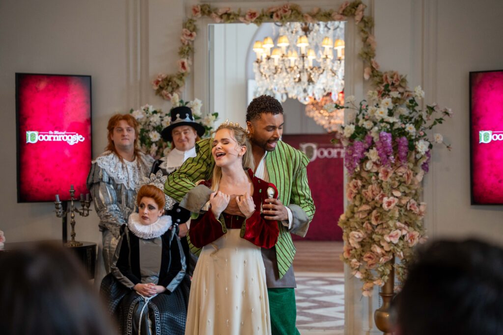 Diede van den Heuvel en Naidjim Serverina brachten alvast een prachtig duet tijdens de persconferentie - © Studio 100