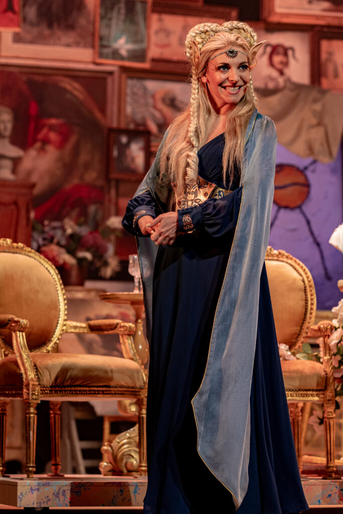 Elyra, de nieuwe verdedigster van de Elfentuin, roept de Nachtwacht ter hulp wanneer de Doos van Pandora wordt geopend - © Studio 100