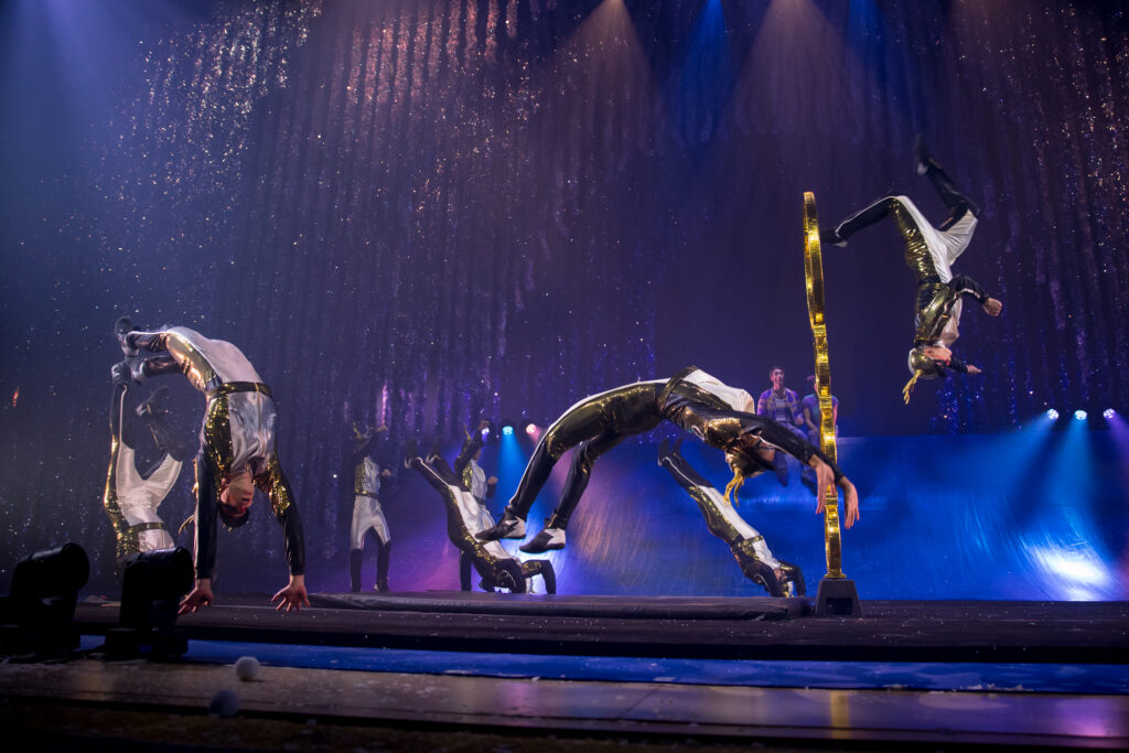 Een 26-koppige cast overgiet het hartverwarmende verhaal met indrukwekkende acts als luchtacrobatiek en hoepelduiken - © Benoit Z Leroux