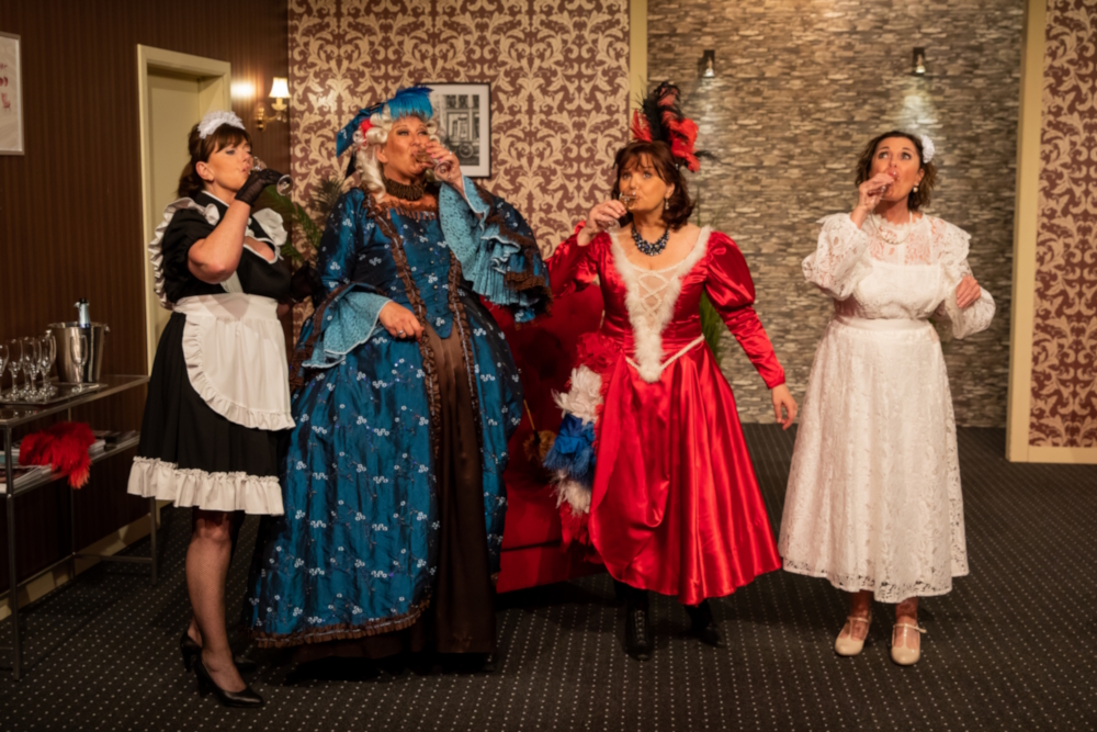 Wanneer Daisy Thys ten tonele verschijnt als Marie-Antoinette, barst de hele zaal onmiddellijk uit in een onbedaarlijk lachsalvo - © EWT-Theater