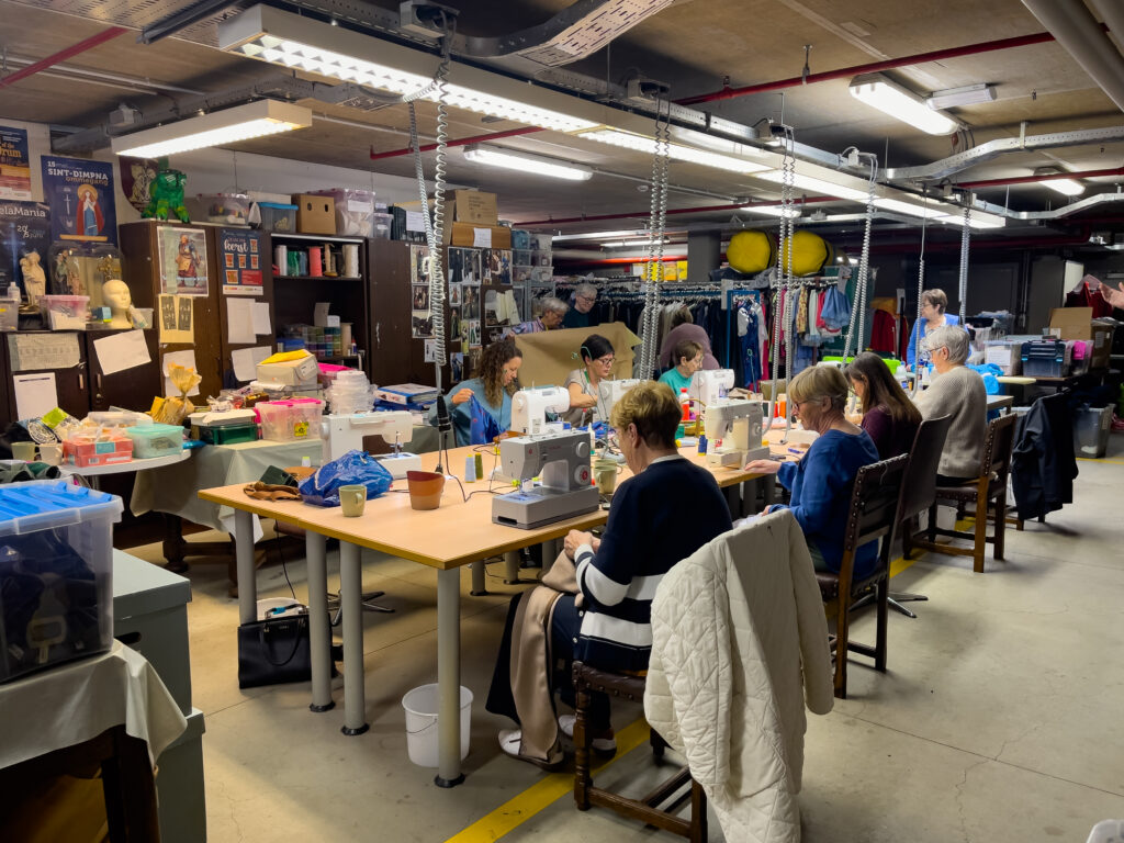 Annemie Gijs: "Het is heel leuk om de andere naaisters weer te zien." - © Allemaal Cultuur
