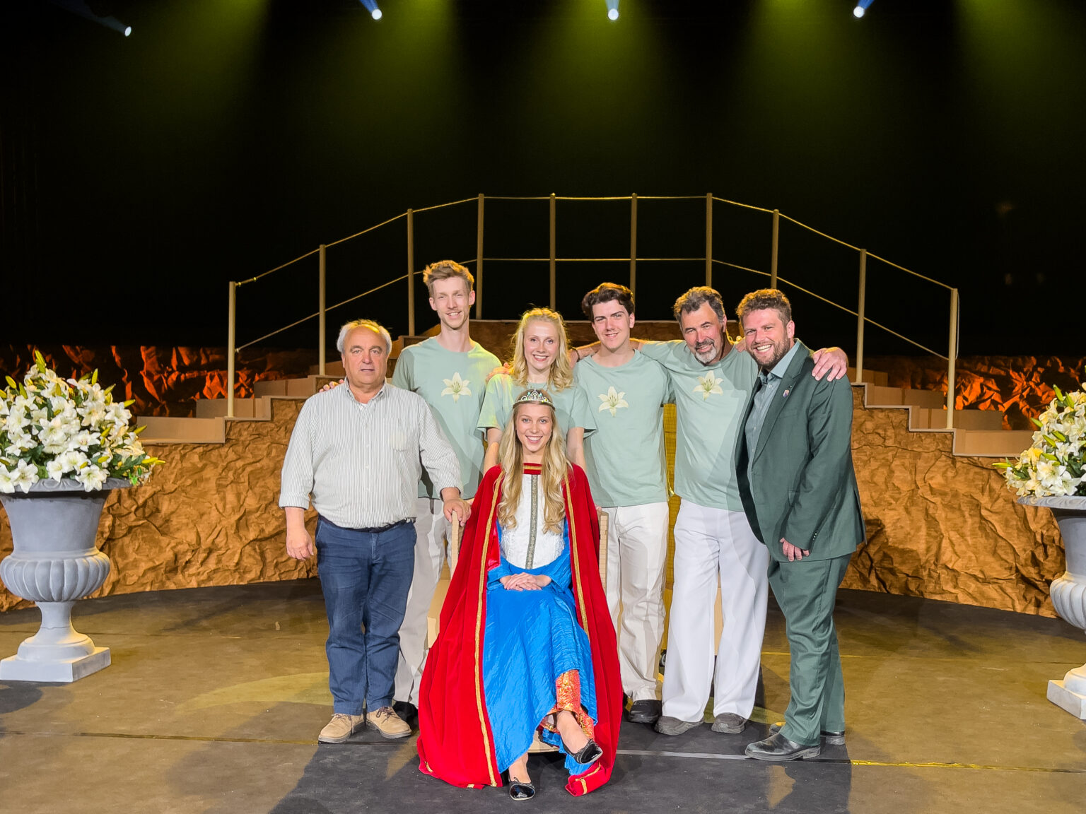 GheelaMania: een kleurrijk passieproject van en voor de Gelenaar De hoofdcast van GheelaMania V - Lelie van het Licht poseerde na de première samen met regisseur Luc Stevens - © Allemaal Cultuur