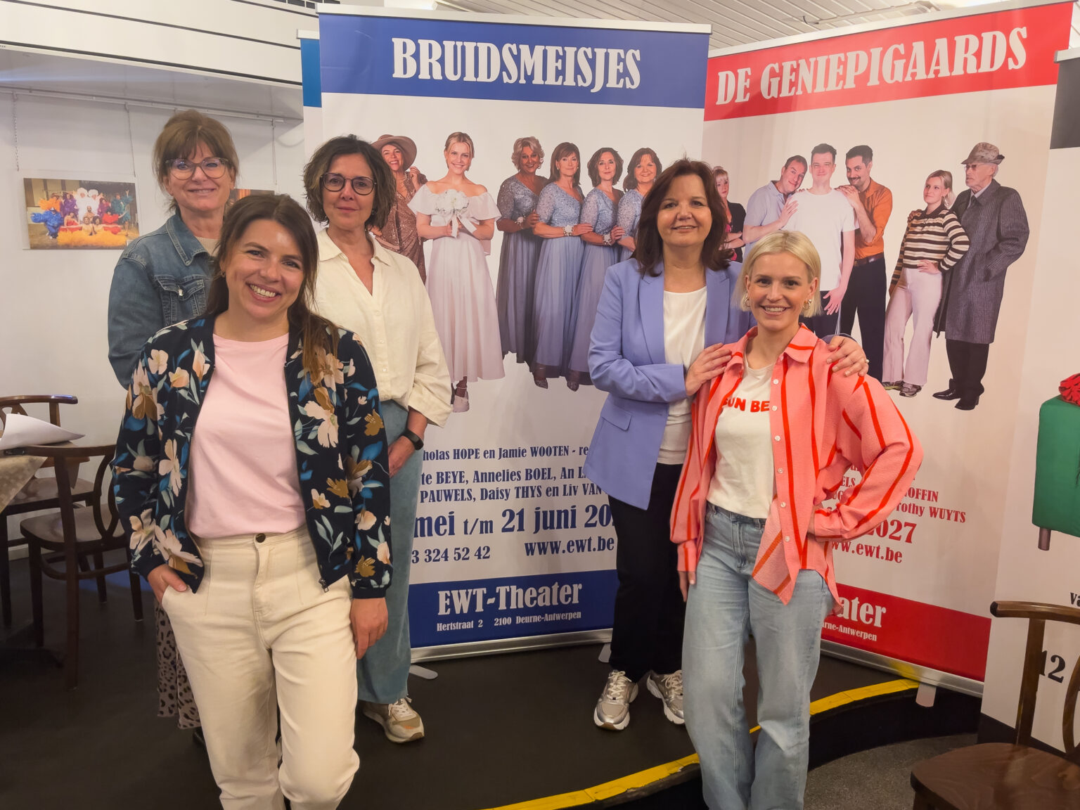 De cast (met uitzondering van Daisy Thys) van Bruidsmeisjes, de komedie waarmee het EWT zijn seizoen vanaf vanavond afsluit - © Allemaal Cultuur