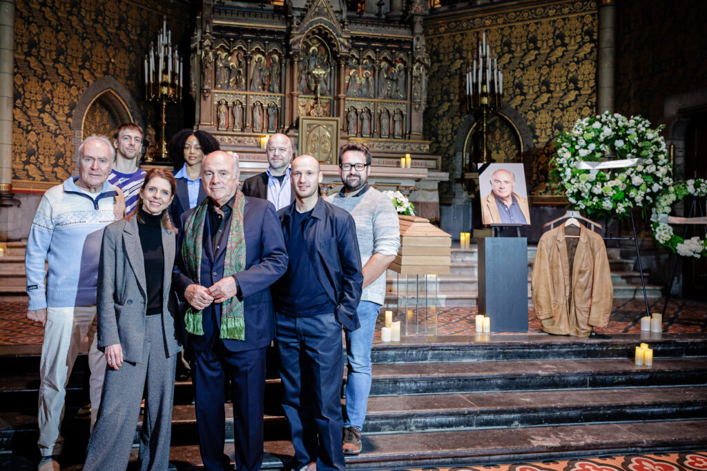 De voltallige cast van Het Slotakkoord, samen met regisseur Manu Jacobs - © Steven Hendrix