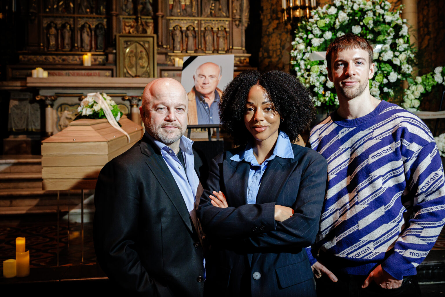 “Herbert Flack is de Vlaamse Sean Connery”: allerlaatste Aspe-voorstelling gaat dit weekend in première Sven De Ridder, Sandrine Van Handenhoven en Pieter Casteleyn maken zich op voor een emotionele rollercoaster in Aspe - Het Slotakkoord - © Steven Hendrix