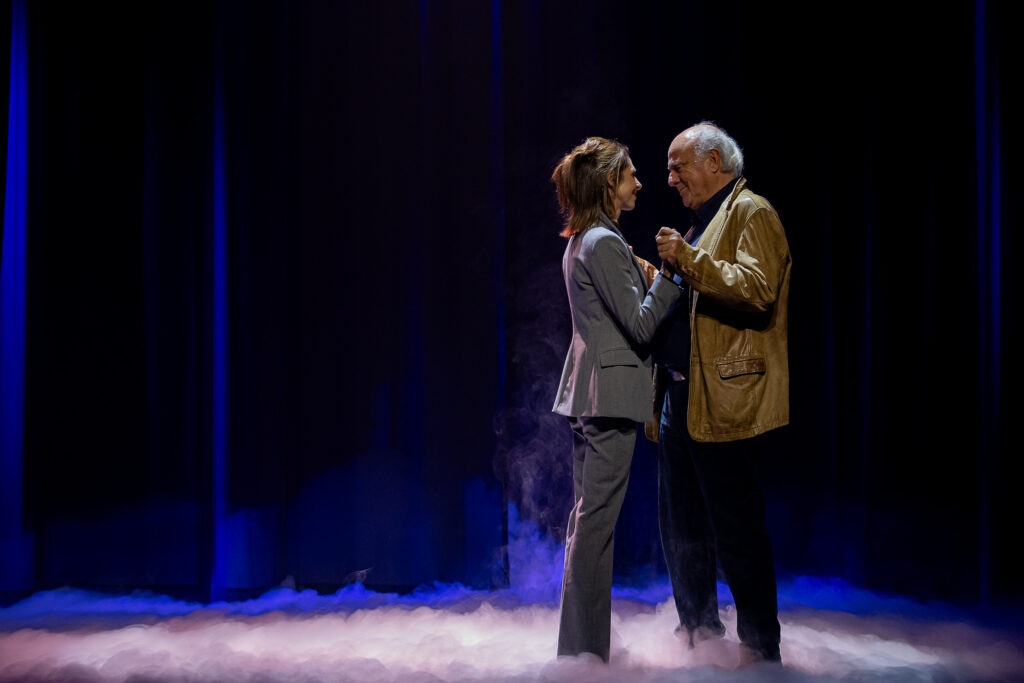 Het Slotakkoord sluit het tijdperk van Aspe af zoals het hoort: met Francesca Vanthielen in de huid van Hannelore Martens en Herbert Flack in al zijn veelzijdigheid en iconische leren jas - © Backstage Producties
