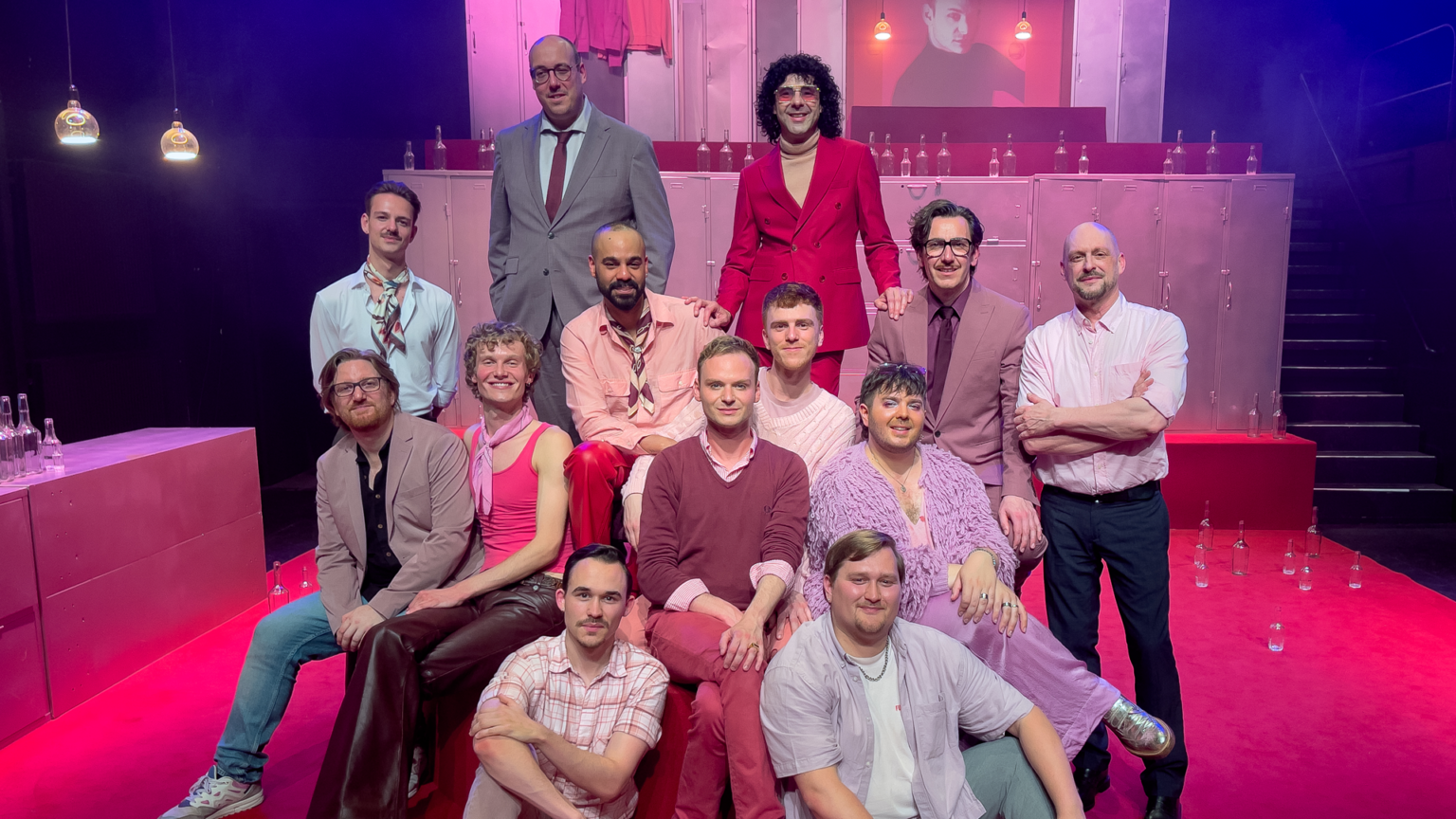 De cast en creatives van The Boys in the Band na afloop van de première - © Allemaal Cultuur