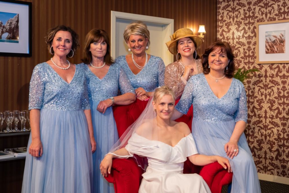 Van bruidzilla’s tot Marie-Antoinette: EWT trekt alle registers open in Bruidsmeisjes De cast van Bruidsmeisjes - © EWT-Theater