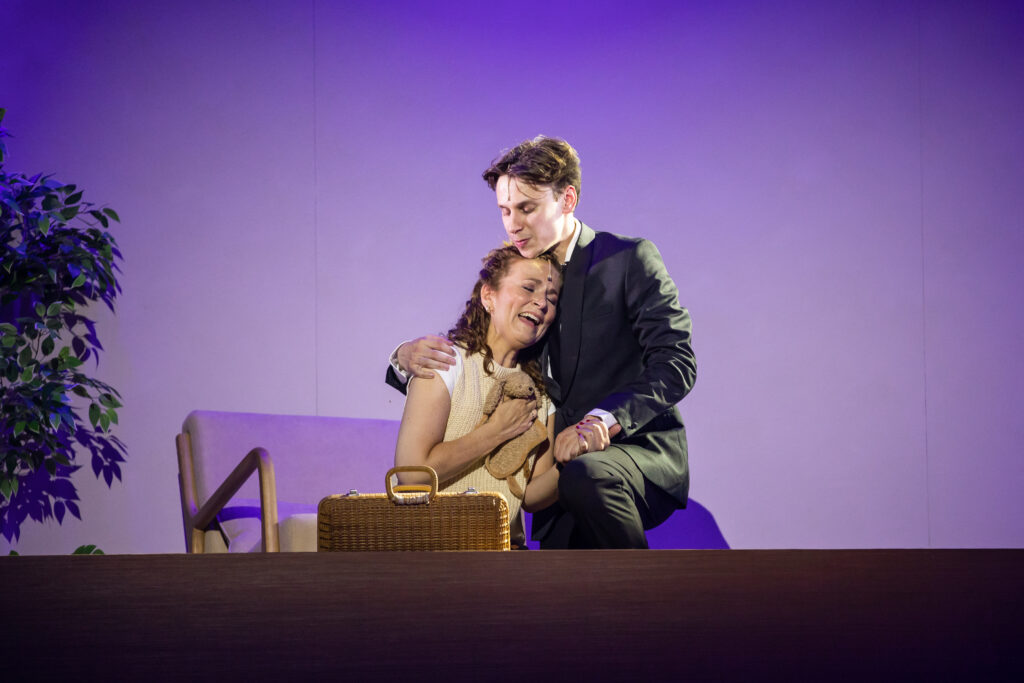 Daan Keisse schakelt probleemloos tussen de rol van de liefhebbende zoon en de grootste dreiging voor zijn moeder - © Goele Bormans