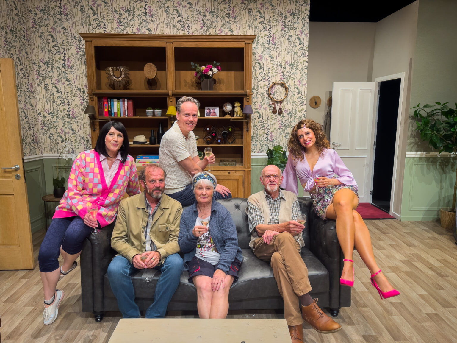De cast van Oost West Thuis Best, samen met scenarist en regisseur Jeroen Maes - © Allemaal Cultuur