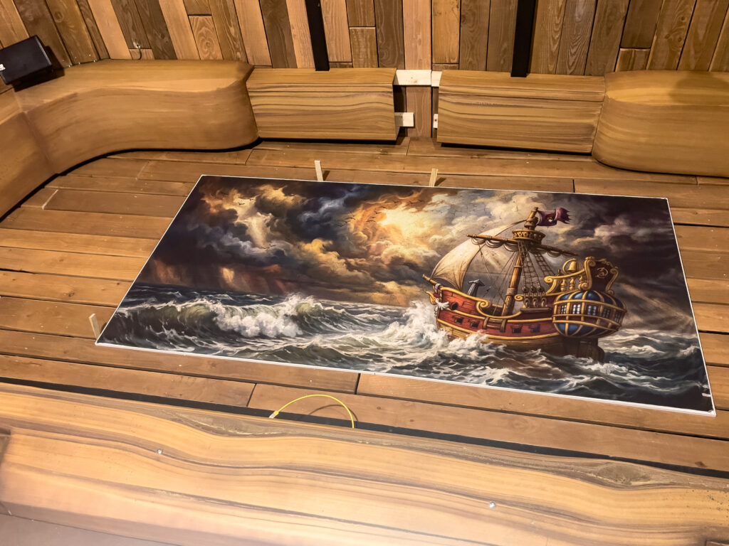 Boven de ingang van de Piratengrill hangt een schilderij van de Scheve Schuit, een subtiele knipoog naar Piet Piraat - © Allemaal Cultuur