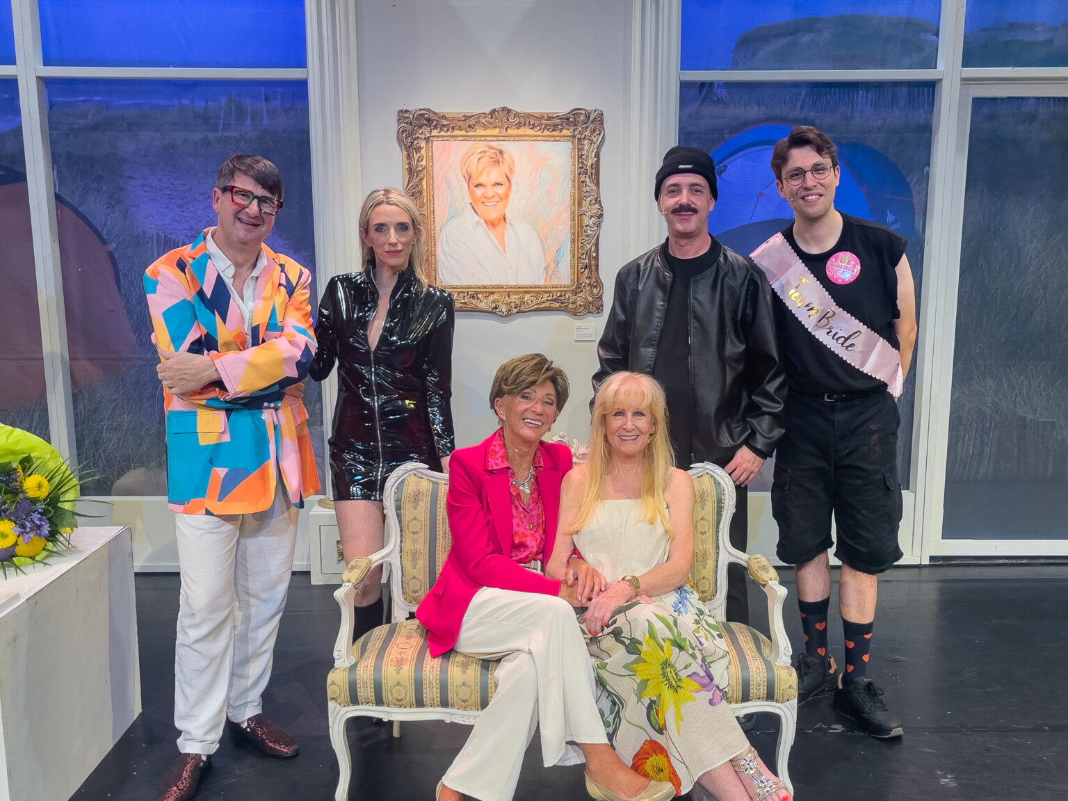 De cast van Lekker Blijven Hangen na afloop van de première - © Allemaal Cultuur