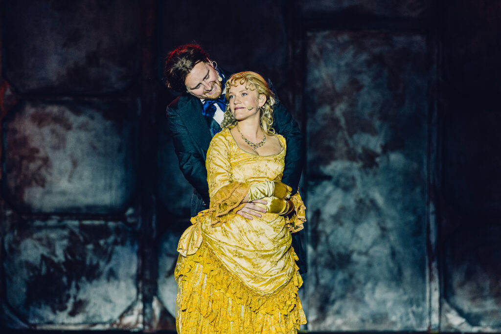 Emma Carew vormt een baken van licht in het steeds duisterder wordende leven van Henry Jekyll - © Steven Hendrix