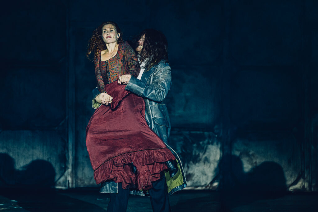 Charlotte Campion valt als Lucy Harris ten prooi aan de duistere verlangens van Edward Hyde - © Steven Hendrix
