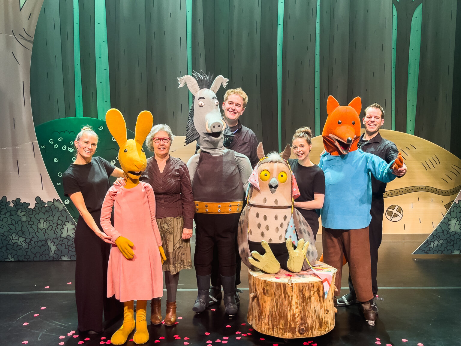 De cast van Vos en Haas - Samen in het Bos na afloop van de première - © Allemaal Cultuur