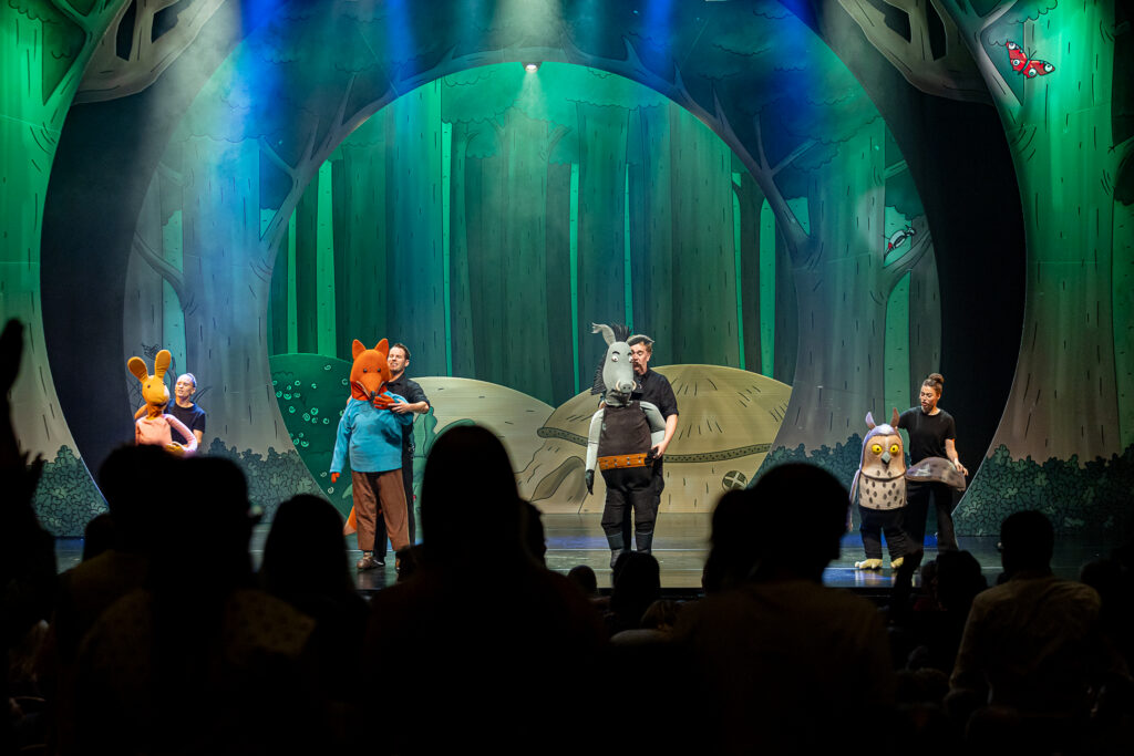 Van ochtendgymnastiek tot samen zoeken naar de vermiste Vos: de musical doet regelmatig beroep op het publiek - © Kadee Producties