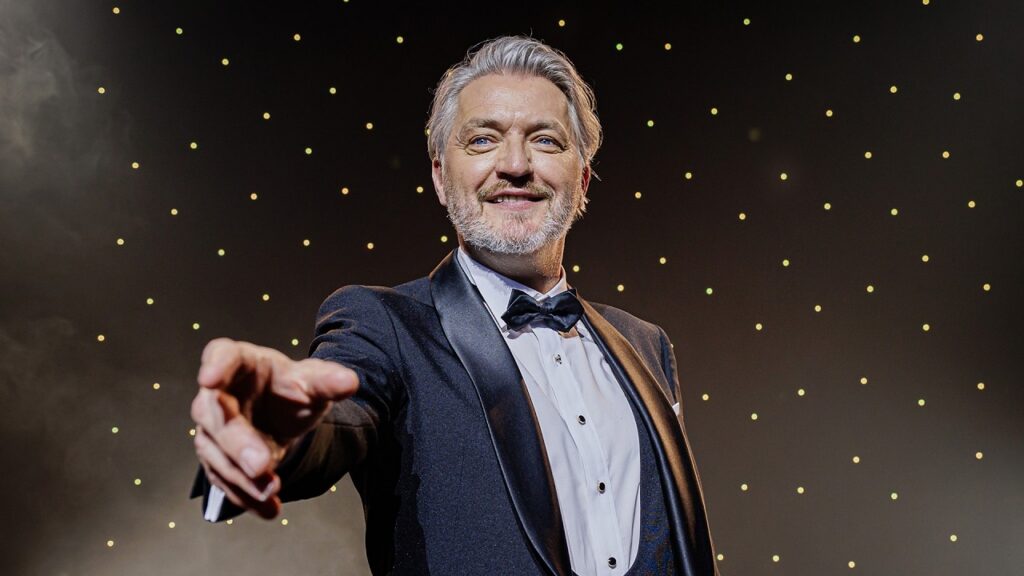 Kürt Rogiers treedt aan als gastheer van Onder de Sterren - © Backstage Producties