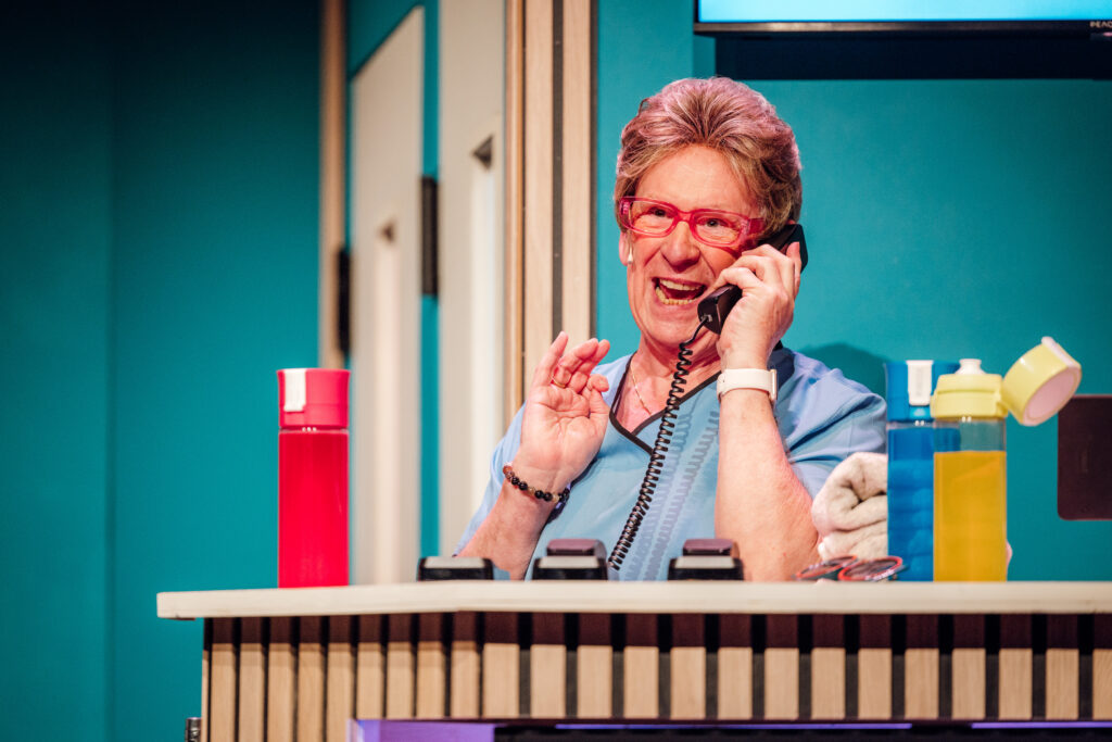 Koen Crucke staat de kliniekuitbaters bij als de vrolijke Luc De Kleine - © Gerben Steyaert