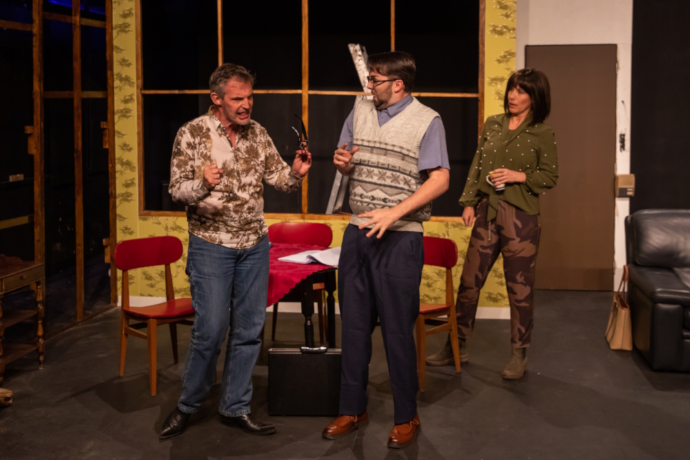 De zenuwen dreigen de bovenhand te nemen tijdens de generale week van De Fatale Kracht van het Vermoeden - &copy; EWT-Theater