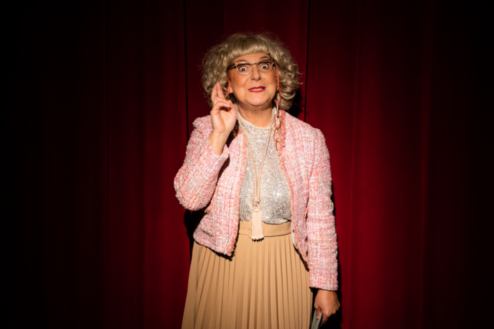 De rol van voorzitster Agnes Derycke wordt ingevuld door de immer komische Gerdy Swennen - &copy; EWT-Theater