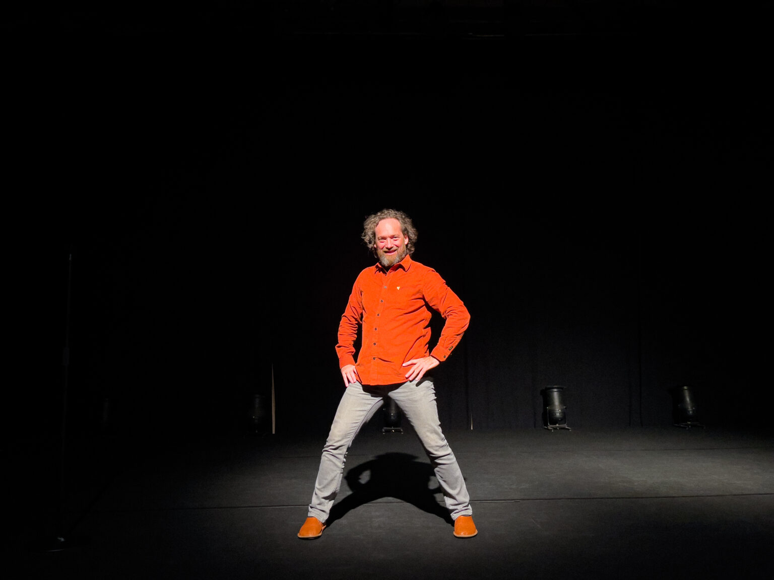 In het voorjaar van 2027 viert Thomas Smith een kwarteeuw op de planken met Typisch Thomas - © Allemaal Cultuur
