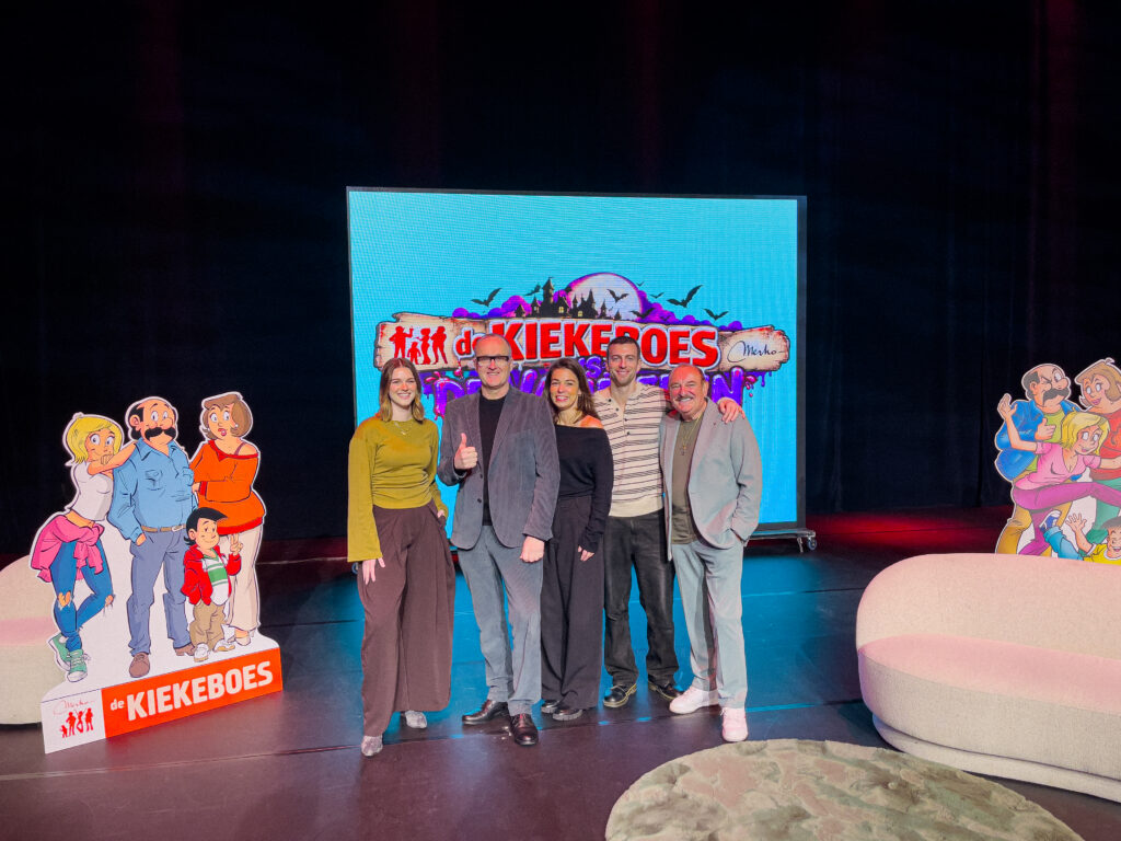 Binnenkort gaan ze de strijd aan, maar nu gaan de Kiekeboes en de vampieren nog met alle plezier samen op de foto - © Allemaal Cultuur