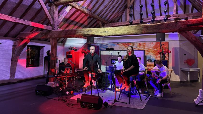 In aanloop naar de première gaf de Nederlands-Belgische band een showcase in beperkte formatie - © ROOD Singalong