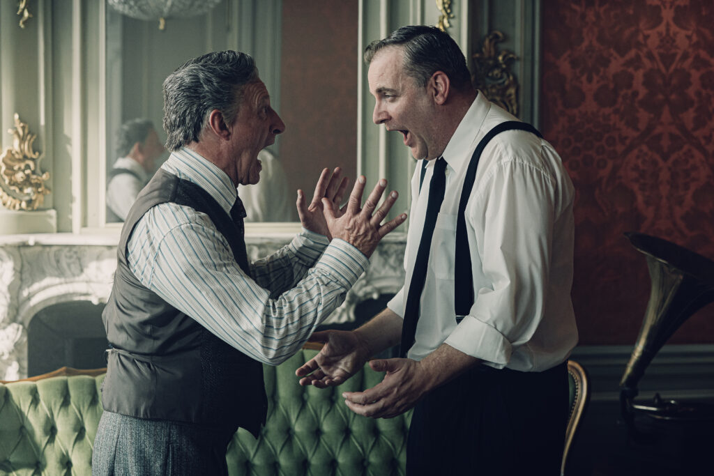 David Cantens en Warre Borgmans slaan de handen in elkaar als koning George VI en Lionel Logue - © Steven Hendrix