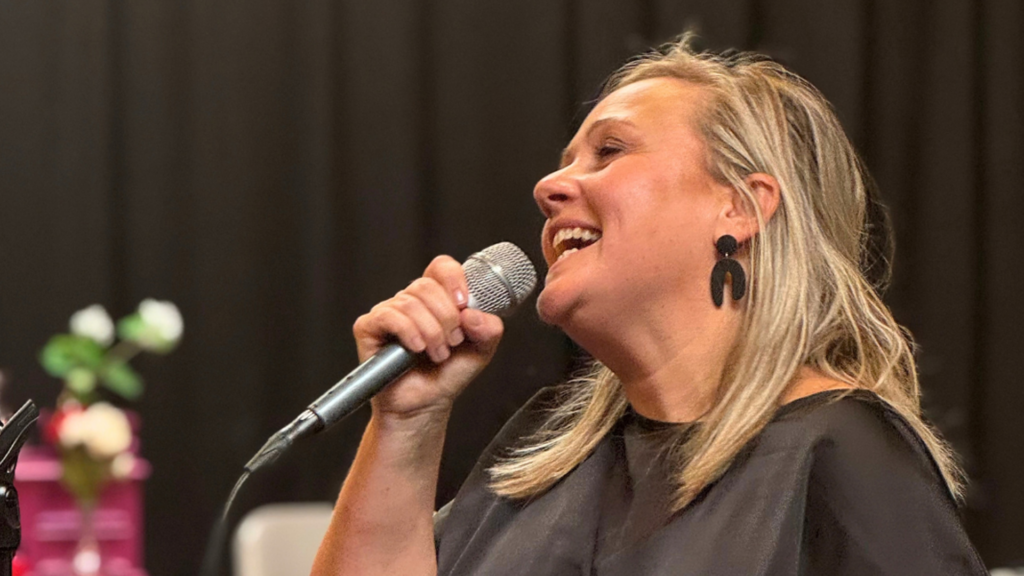 Charline Catrysse geeft gestalte aan Fleur, de flamboyante en onvermoeibare eigenares van datingbureau Blind Date - © Wanne Synnave
