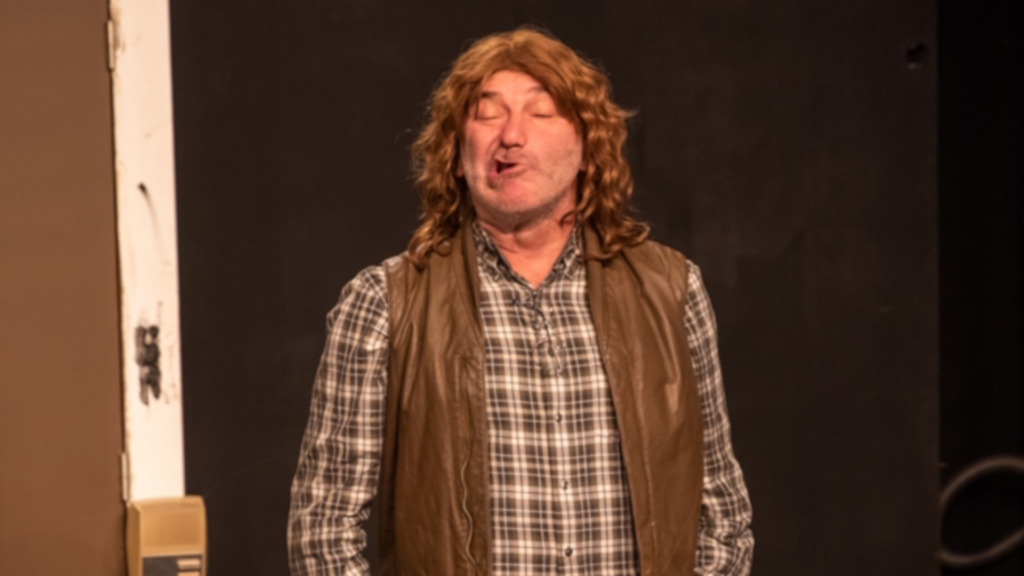 Maarten Bosmans krijgt het EWT bij iedere repliek aan het lachen als de praatgrage decorbouwer Leo Knockaert - &copy; EWT-Theater